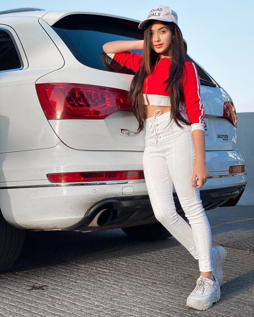 Jannat Zubair luxurious car - Audi Q7