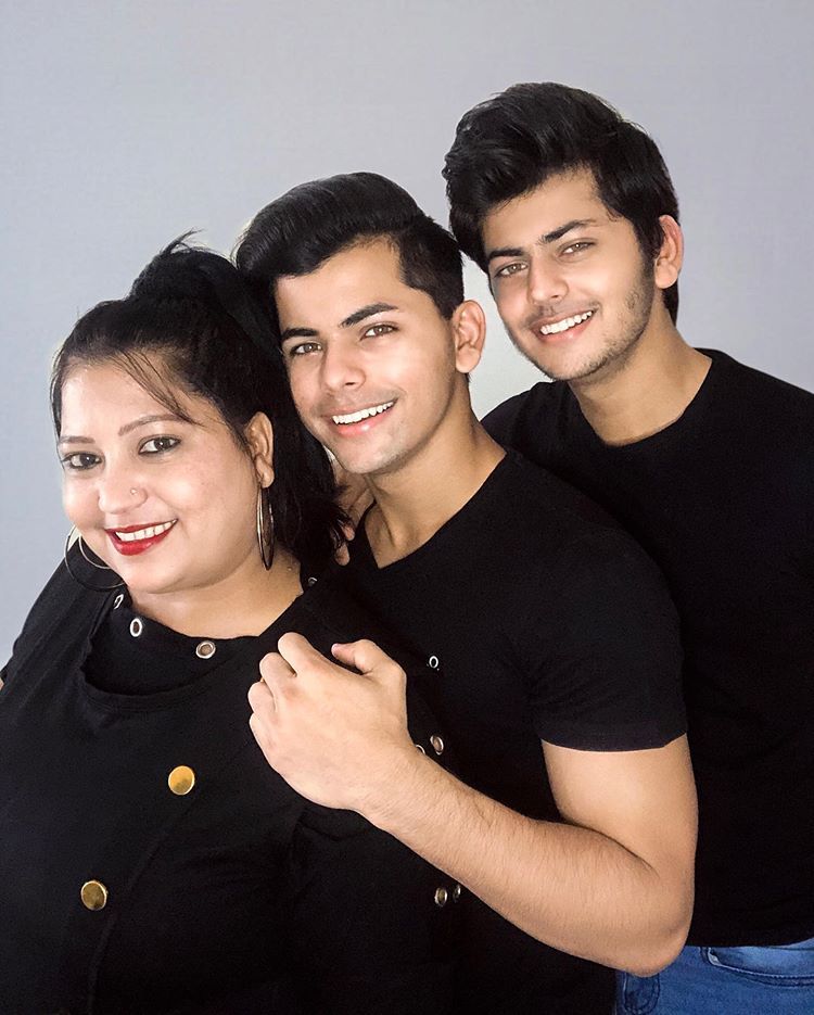 Siddharth Nigam Family pic with mother and brother abhishek nigam
