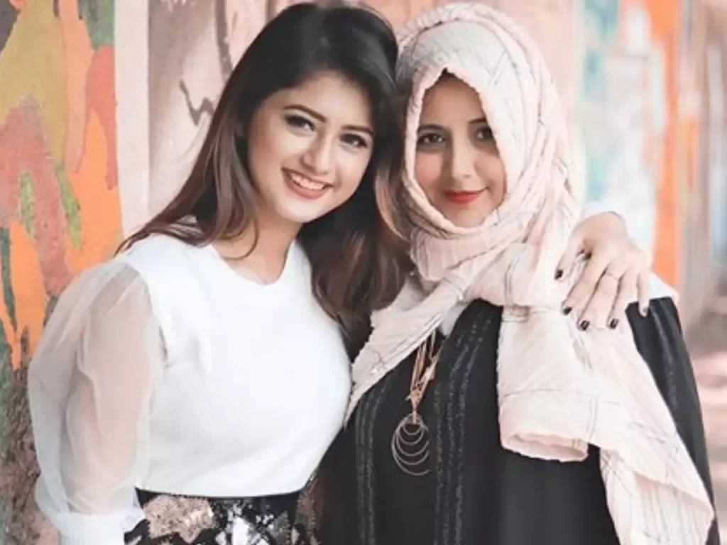 Arishfa khan with her mother