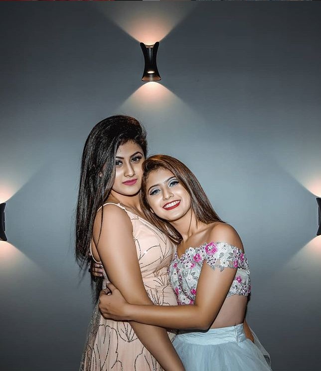 Arishfa Khan Age, Height, Boyfriend, Parents, Sister, Net Worth 2 arishfa khan with sister