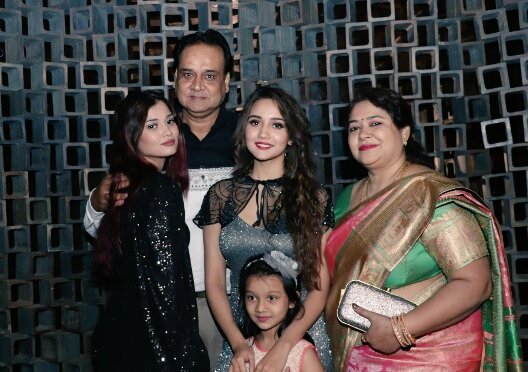 Ashi Singh Family Pic