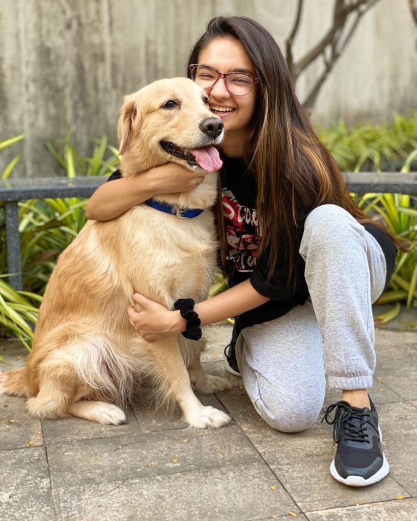 Anushka Sen Biography - Known for Playing Rani Laxmi Bai in Tv Show 'Jhansi Ki Rani' 7 Anushka Sen with Dog Sindra