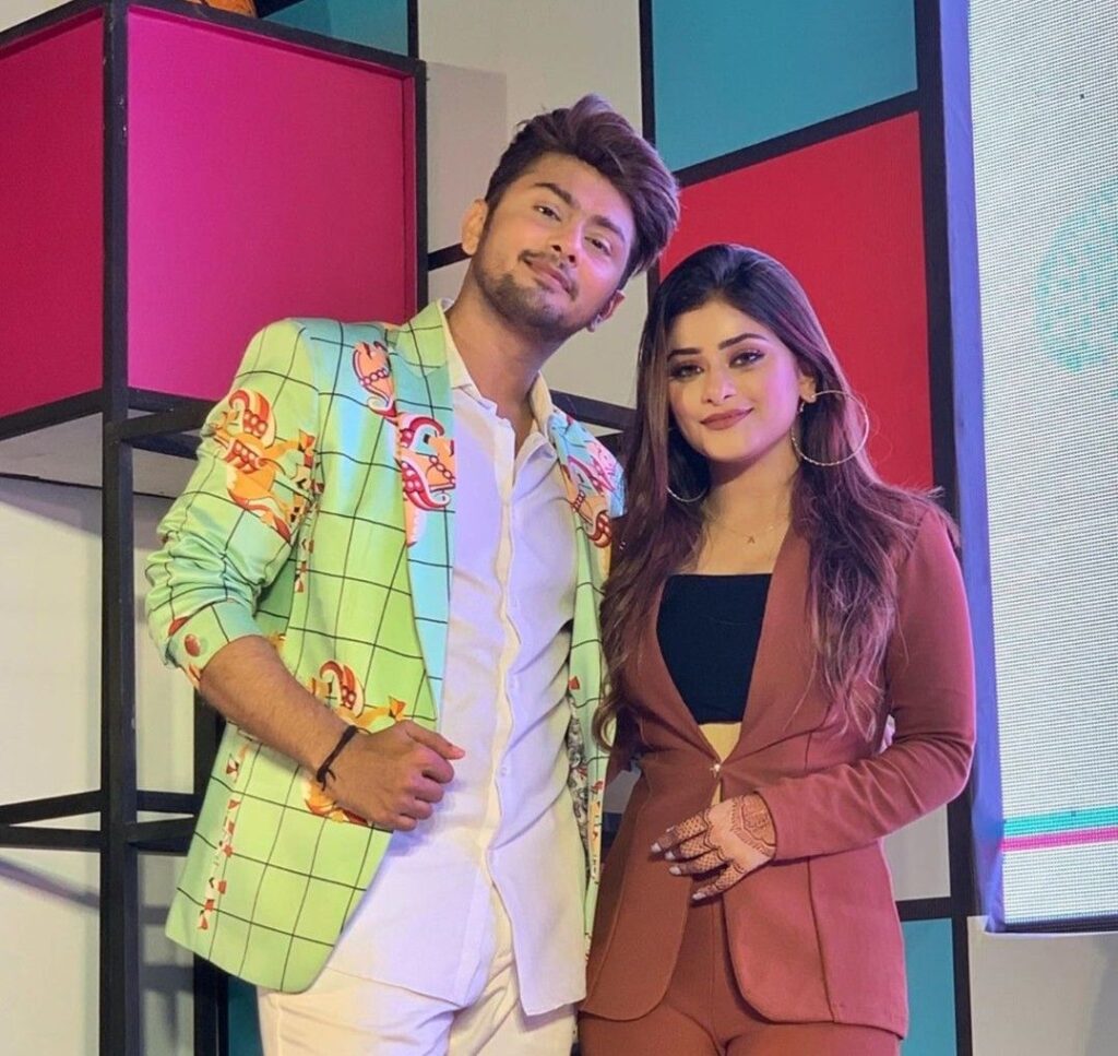 Awez Darbar Biography (TikTok Star) Net Worth, Girlfriend, Family 2 awez darbar with real sister anam darbar