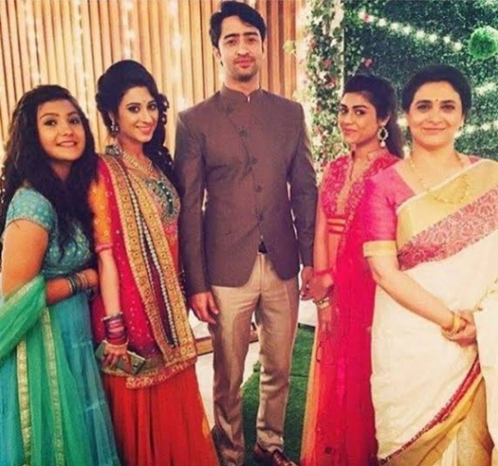 Aashika Bhatia Age, Height, Weight, Boyfriend, Serials, Parents, Biography, Instagram 9 Aashika Bhatia with Shaheer Sheikh and Erica Fernandes in Kuch Rang Pyaar Ke Aise Bhi