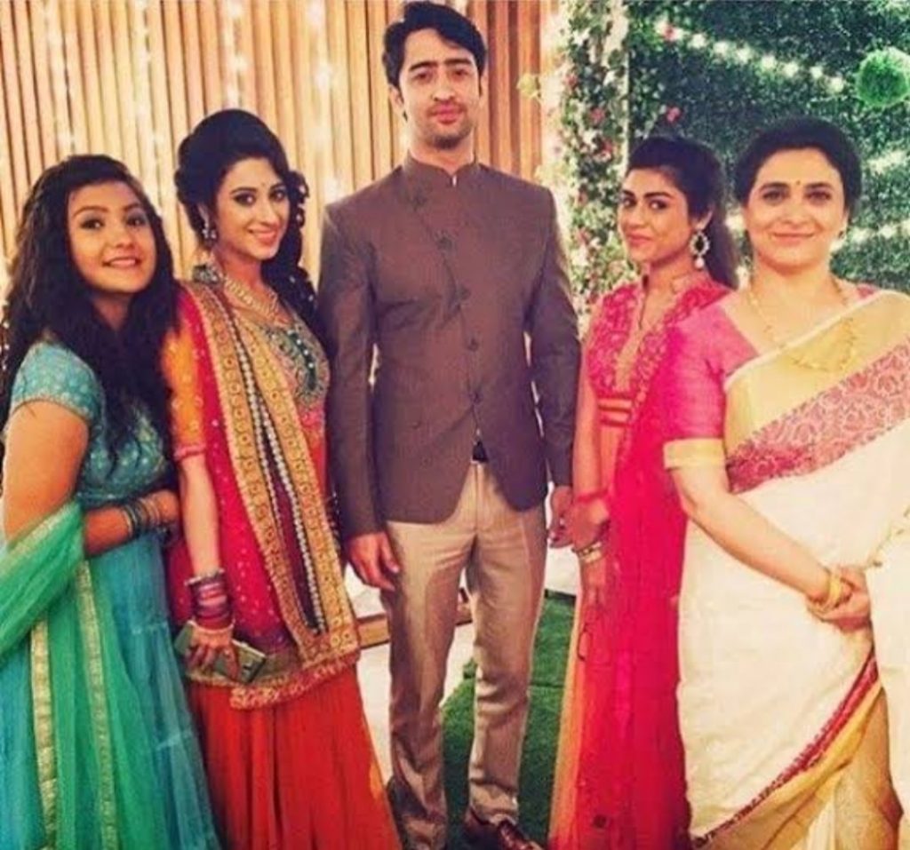 Aashika Bhatia with Shaheer Sheikh and Erica Fernandes in Kuch Rang Pyaar Ke Aise Bhi