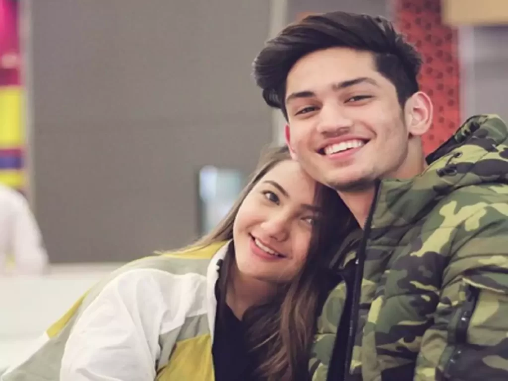 Aashika Bhatia Age, Height, Weight, Boyfriend, Serials, Parents, Biography, Instagram 6 Aashika Bhatia with ex boyfriend Satvik Sankhyan