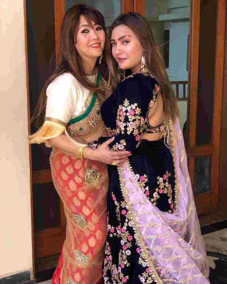 Aashika Bhatia Age, Height, Weight, Boyfriend, Serials, Parents, Biography, Instagram 2 aashika bhatia with her mother