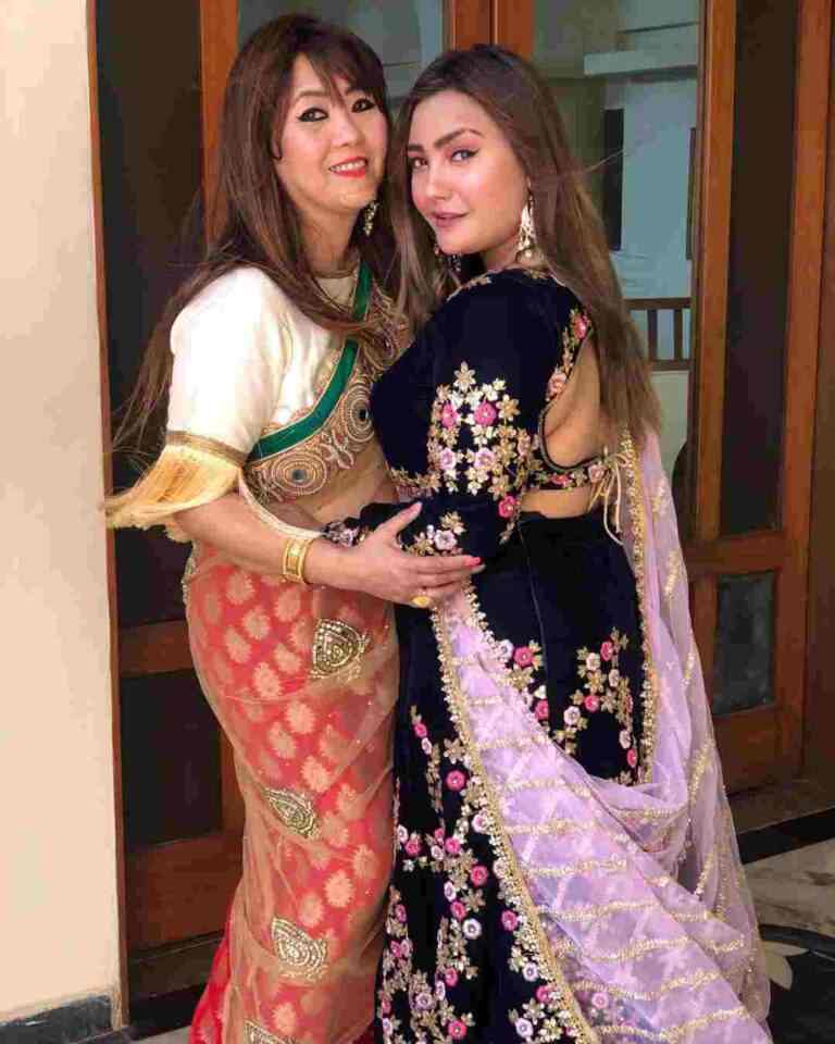 aashika bhatia with her mother