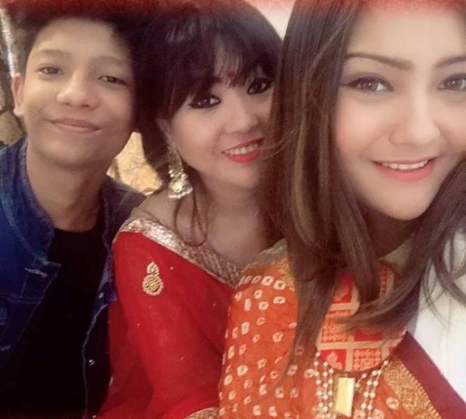 aashika bhatia with mother and younger brother
