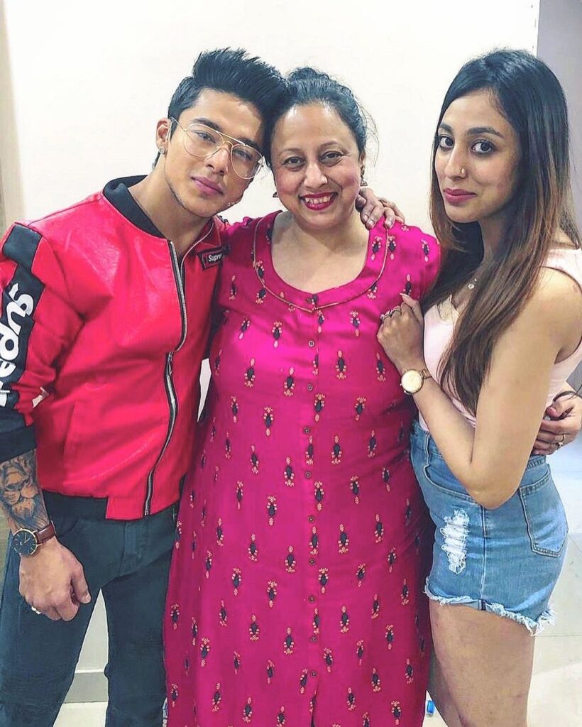Pratik Sehajpal Bio (Big Boss 15 Fame), Age, Height, Affairs, Tv Shows, Net Worth, Lifestyle 2 Pratik Sehajpal mother and sister - Family pic - Wikibiotv.com