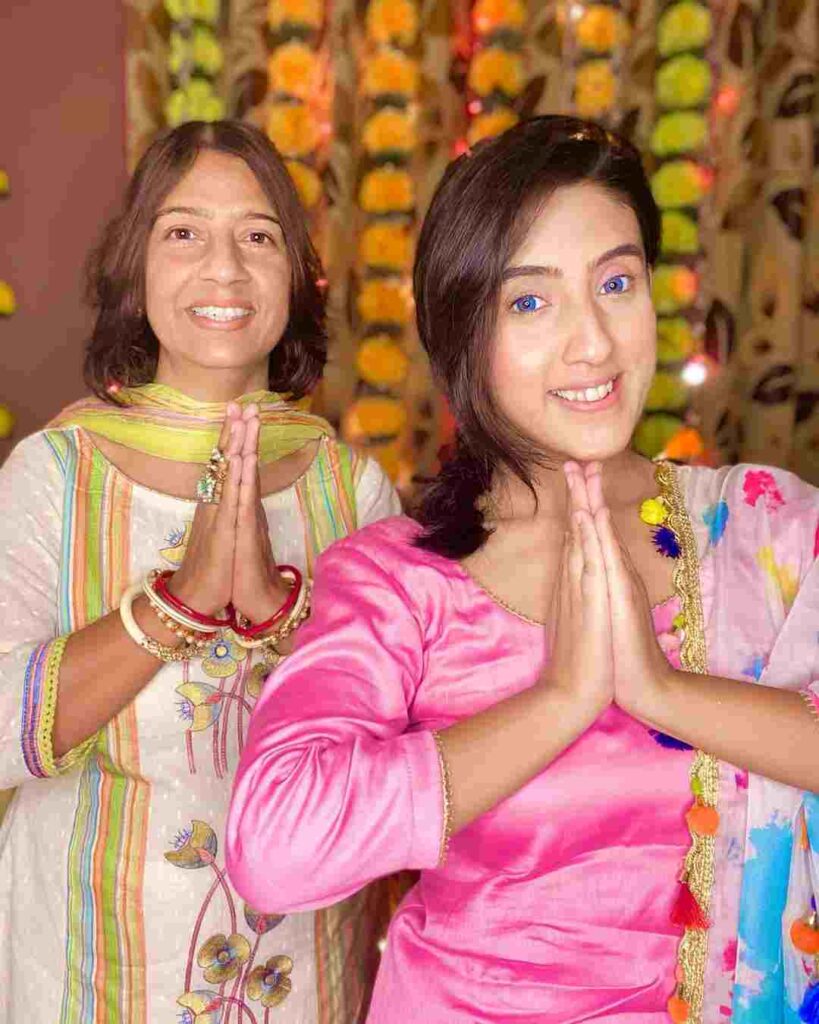 Sameeksha Sud Biography - Age, Career, Boyfriend, Family, Networth, Lifestyle 3 Sameeksha sud with her mother