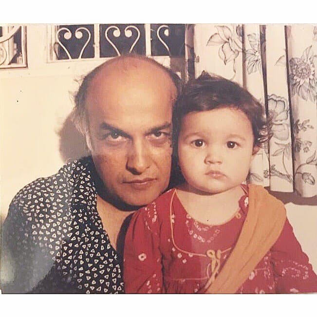Alia's Childhood Pic with father mahesh bhatt.