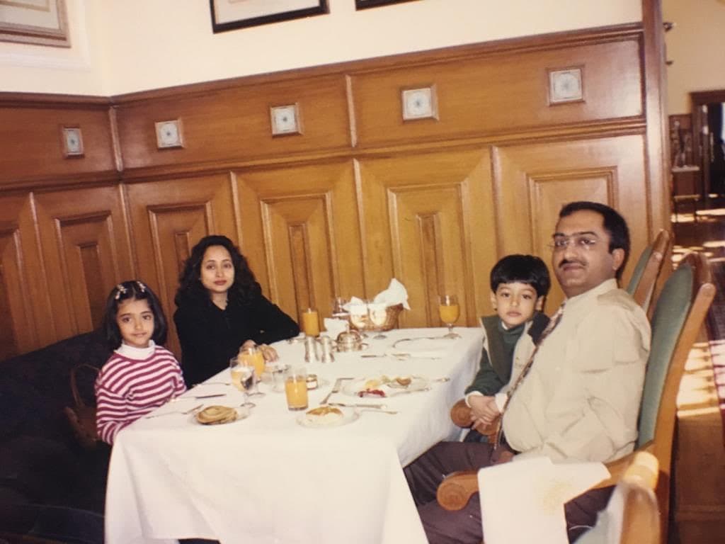 Gayatri Bhardwaj (Dhindora) Age, Figure, BF, Family, Movies, Web Series, Net Worth 2 Gayatri-bhardwaj-childhood-pic-with-family