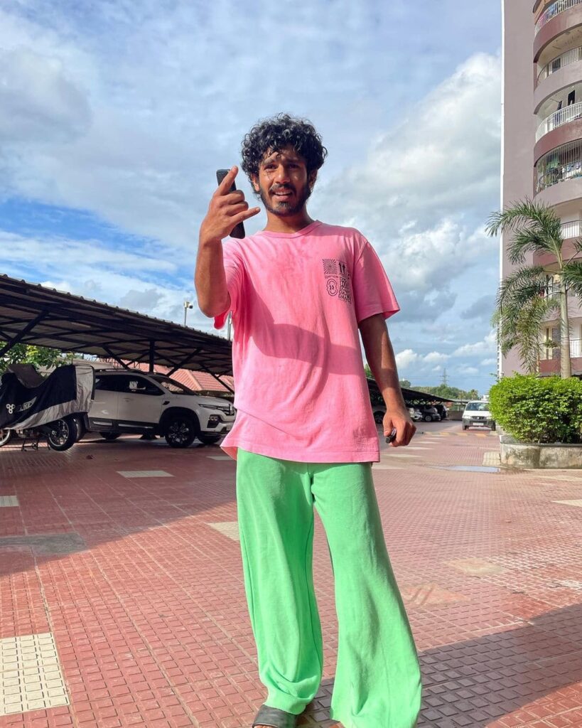 Hridhu Haroon (Actor) Web Series, Family, Girlfriend, Net Worth 1 Hridhu Haroon body measurements - height - weight - biceps - waist - chest in inches.