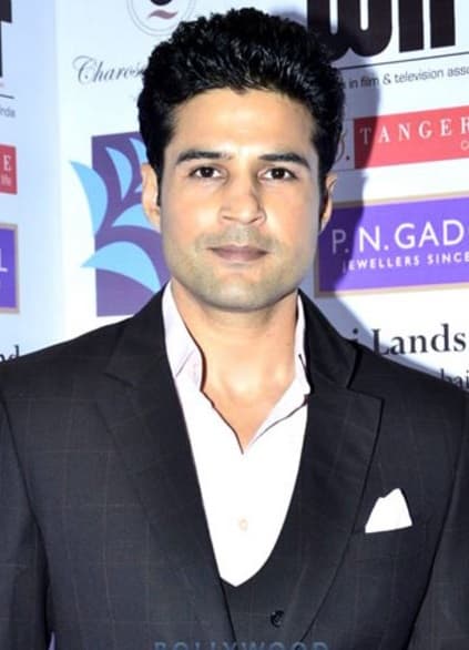 Rajeev Khandelwal in Miya Biwi Aur Murder Web Series on Mx Player free - wikibiotv