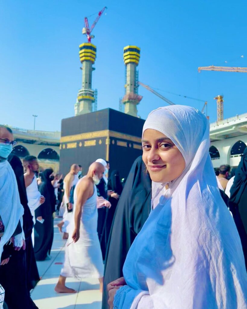 Anam Darbar Biography, Age, Height, Brother, Family, Boyfriend, Net Worth 9 Anam Darbar at holy place Makkah