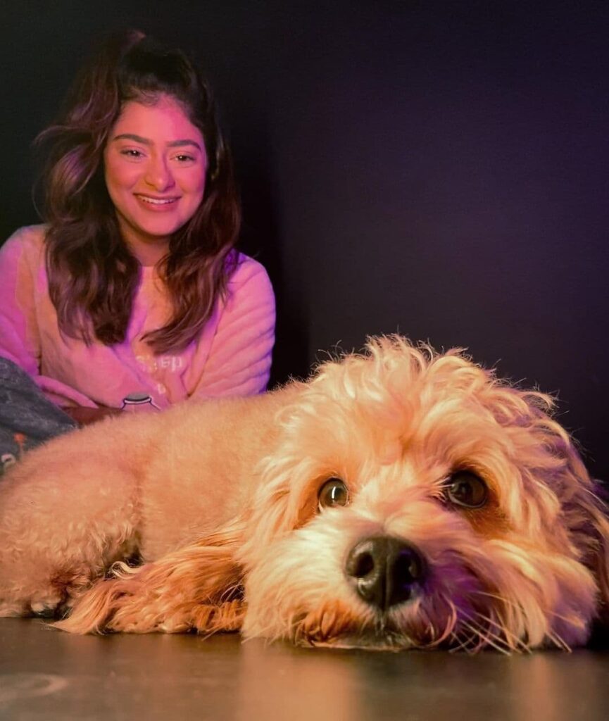 Anam Darbar Biography, Age, Height, Brother, Family, Boyfriend, Net Worth 8 Anam Darbar with her dog Snoby