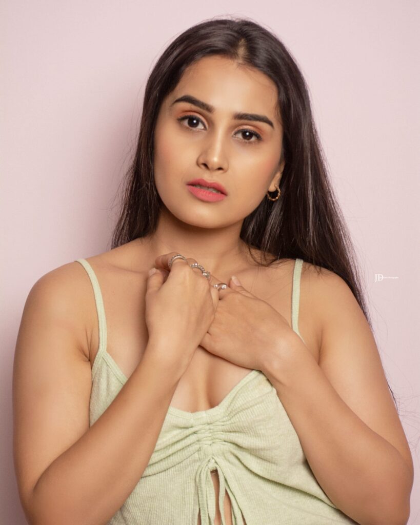 Crash Course (Amazon Prime) Web Series Cast, Story, Real Names, Release Date, Episodes 5 Anushka Kaushi as Vidhi Gupta in web series Crash Course - Wikibiotv