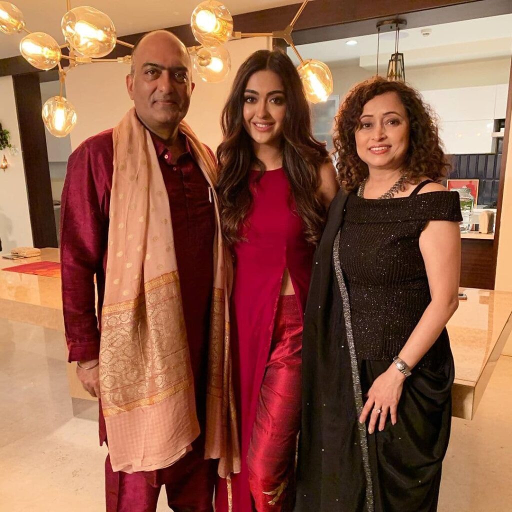 Gayatri Bhardwaj (Dhindora) Age, Figure, BF, Family, Movies, Web Series, Net Worth 4 Gayatri Bhardwaj Family photo