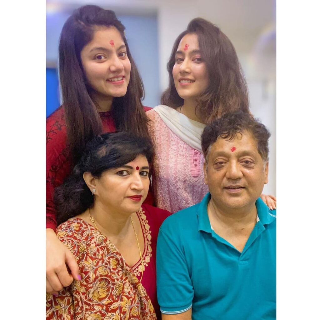Manu Bisht Biography, Age, Height, Boyfriend, Family, Networth, Lifestyle 3 Manu Bisht adorable Picture with Her Parents and Sister