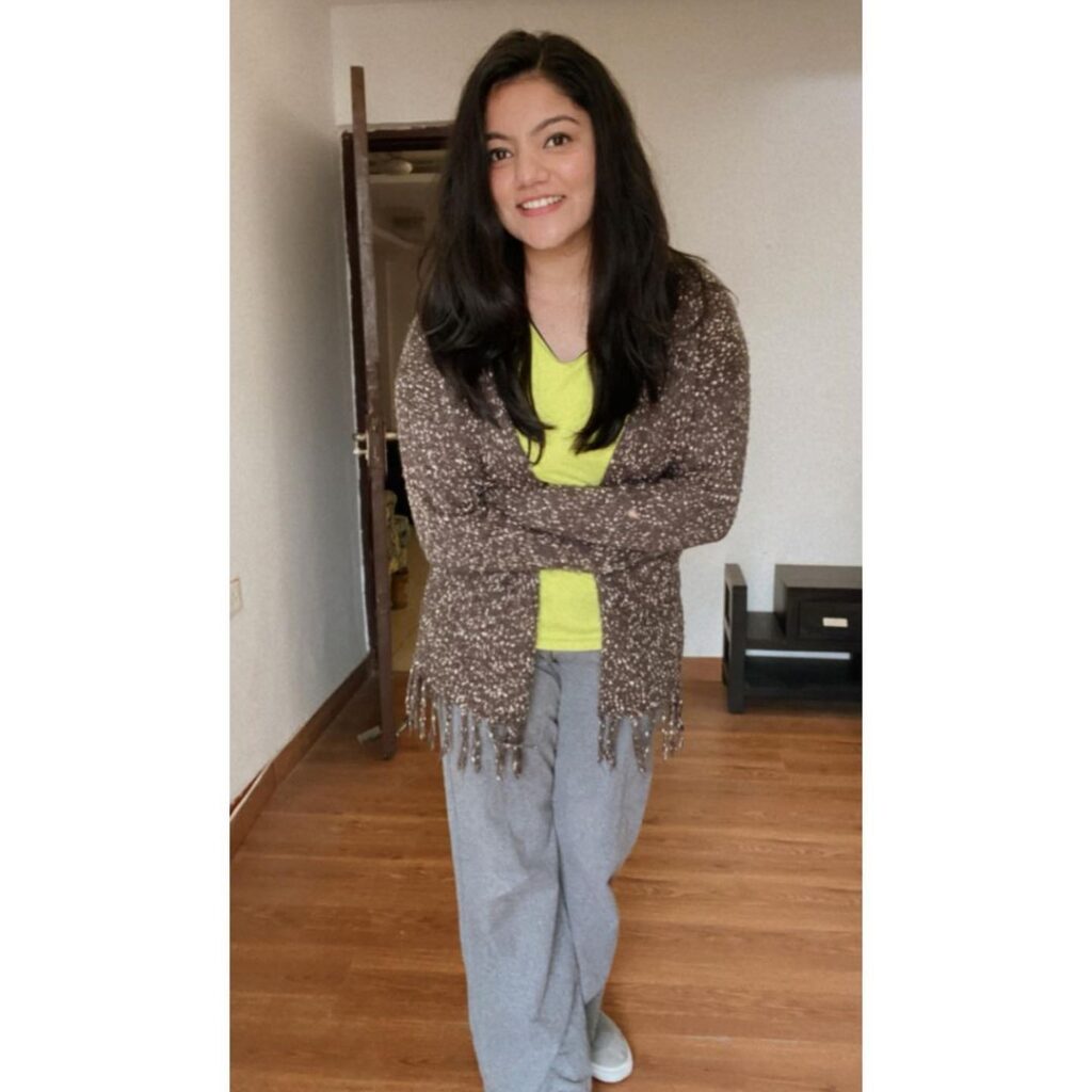 Manu Bisht Biography, Age, Height, Boyfriend, Family, Networth, Lifestyle 2 Manu Bisht Physical Appearance - height - Weight - Breast Size