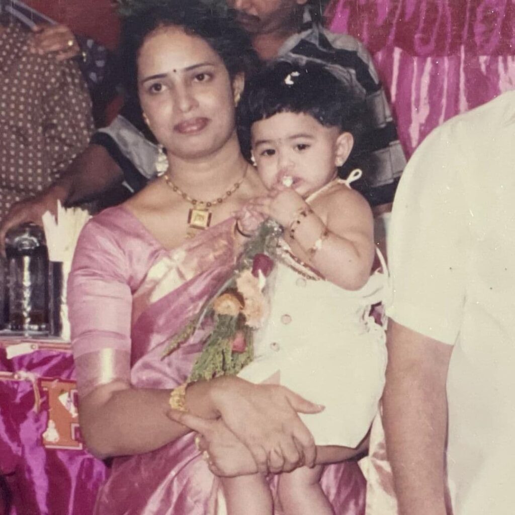 Sini shetty Childhood Pic with Mother