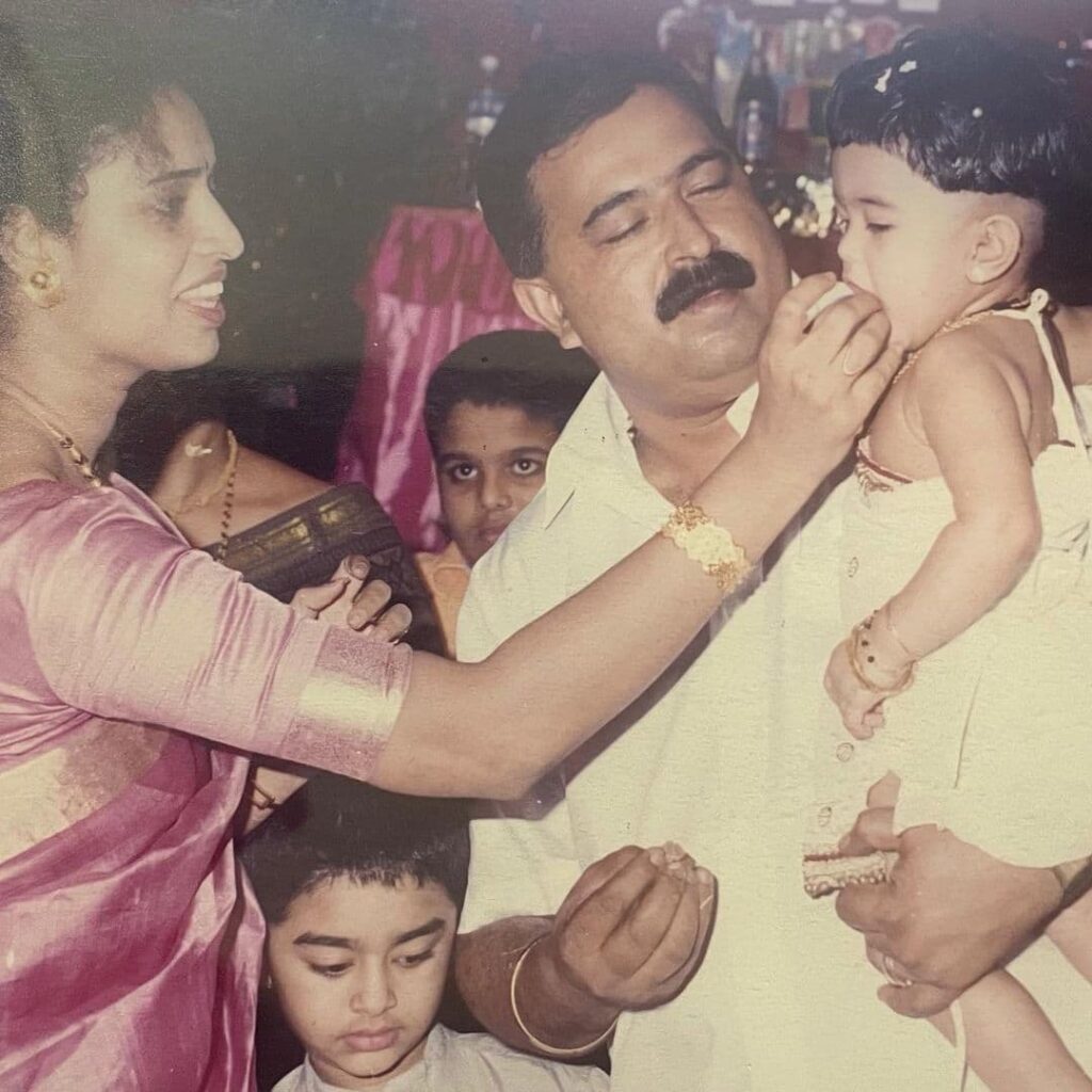 Sini Shetty with Mother, Father and Elder Brother