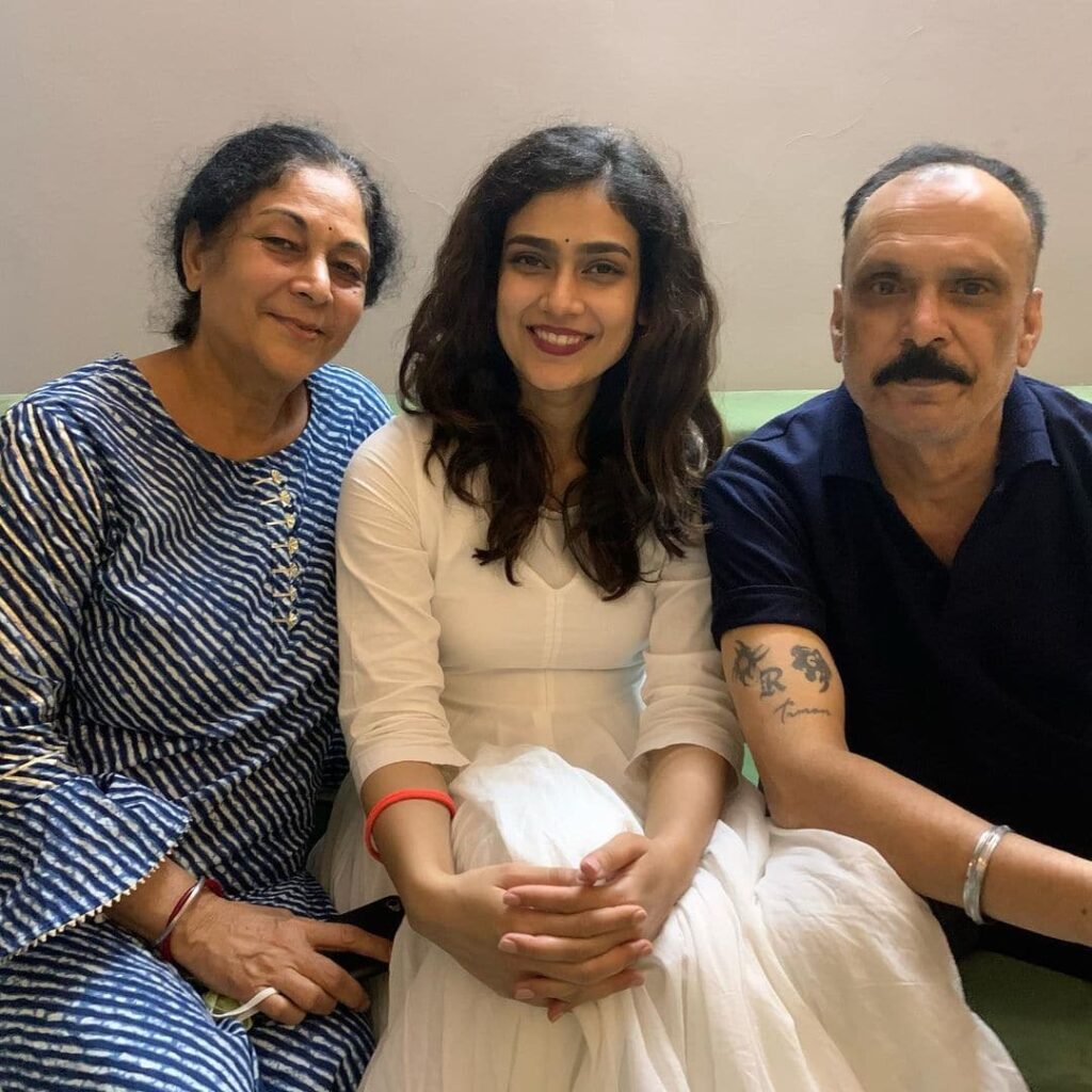 Aakanksha with father and mother