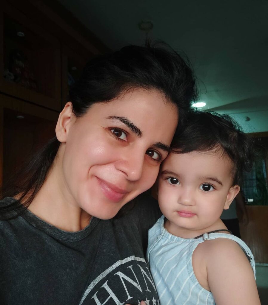 Kirti with daughter Zoe Kulhari