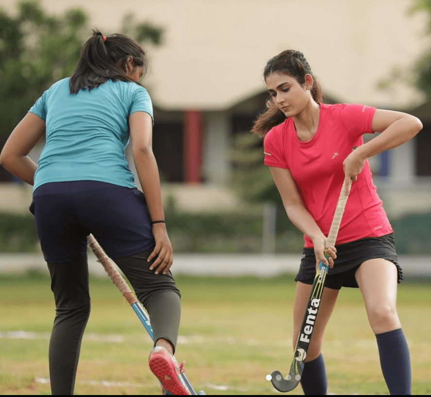 Aakanksha Singh (Actress) Age, Height, Husband, Family, Movies, Web Series, Net Worth 10 Aakanksha Playing Hockey in Kolkata