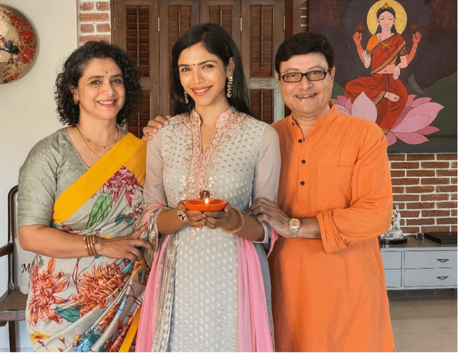 Shriya Pilgaonkar Age, Height, Family, Web Series, Movies and Net Worth 6 Shriya Pilgaonkar with her mother and father