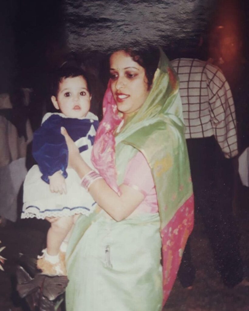Garima Jain Childhood Pic with her mother