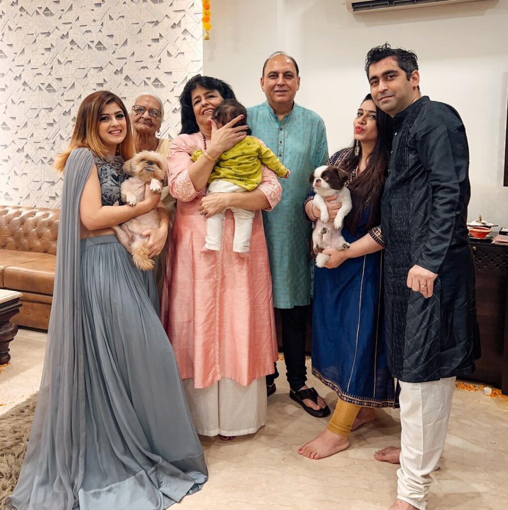 Saloni Sehra family picture with mother father brother and bhabhi