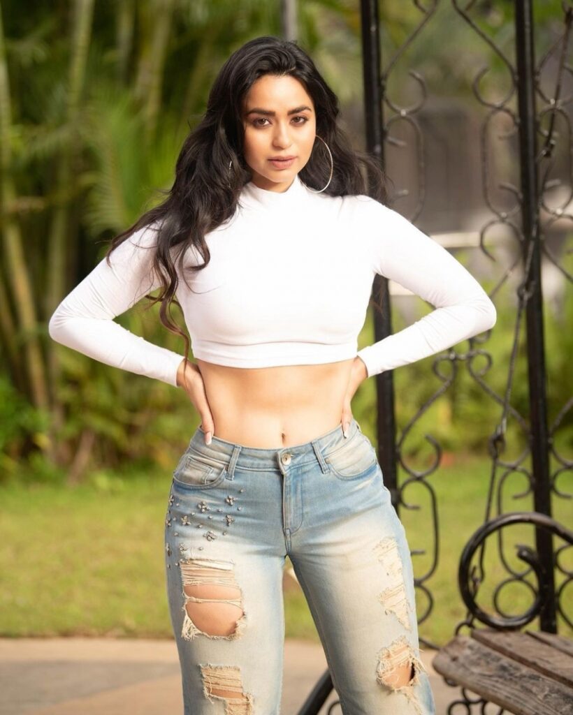Bigg Boss 16 Contestants (2022) Streaming on Voot App and Colors Tv 9 Dr Soundarya Sharma contestant of Bigg Boss 16 2022