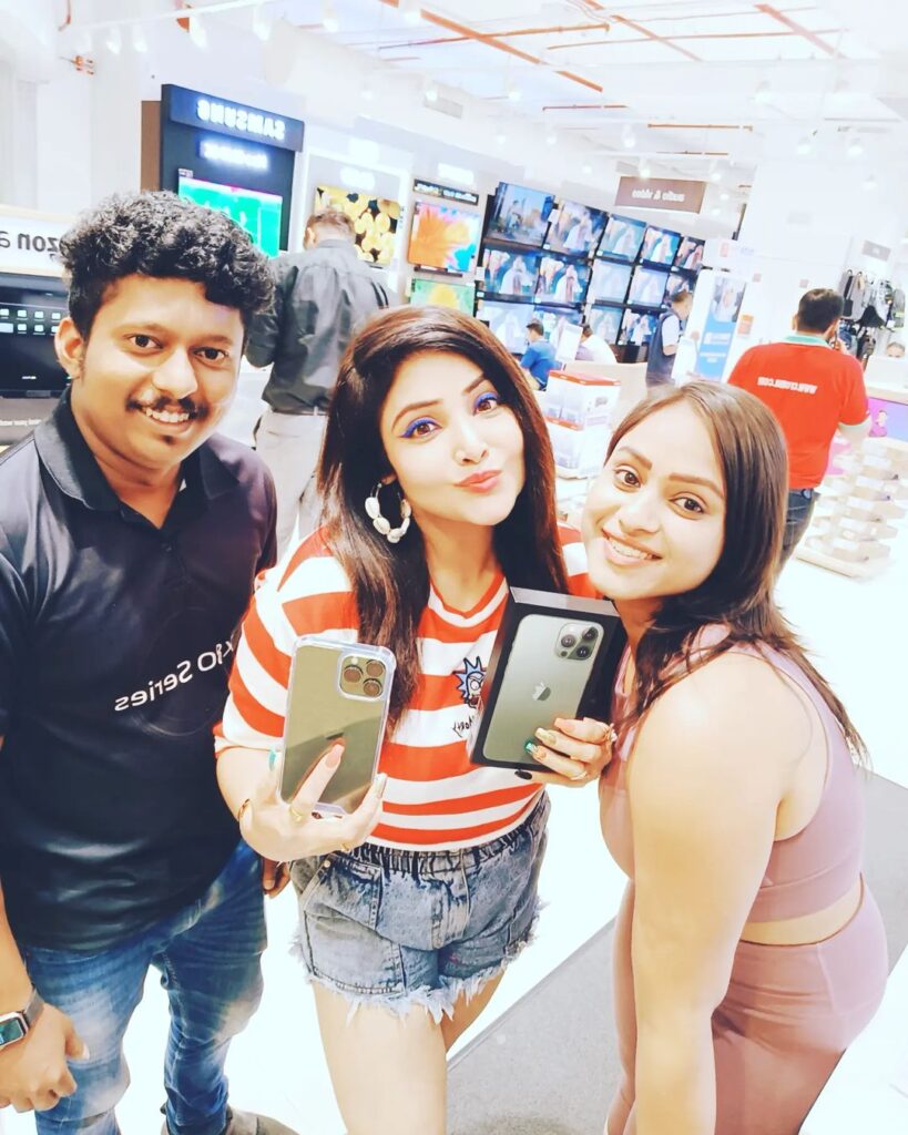 Pihu Kanojia lifestyle and luxury - bought iphone 13 pro max