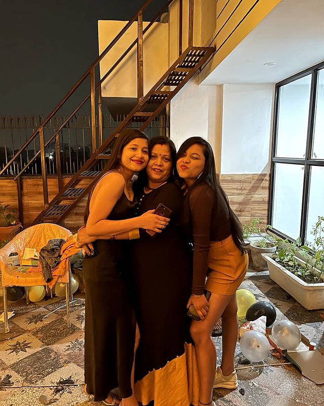 Sakshi Shrivas House - With mother Neeta and sister Manali Shrivas