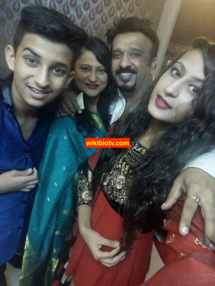 Saumya Bhandari (Splitsvilla 14) Age, Height, Boyfriend, Parents, Education, Net Worth 5 Saumya Bhandari with her parents and siblings.