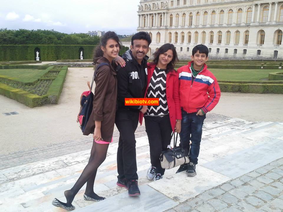 Saumya Bhandari with her father mother and younger brother