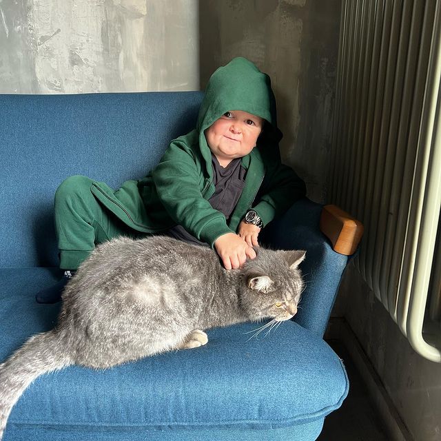 Hasbulla (Mini Khabib) Age, Height, Disease, MMA, Parents, Girlfriend, Net Worth 10 Hasbulla pet cat named Barsik