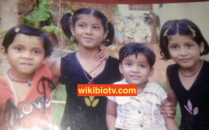 Sakshi Shrivas Childhood Pic with Siblings