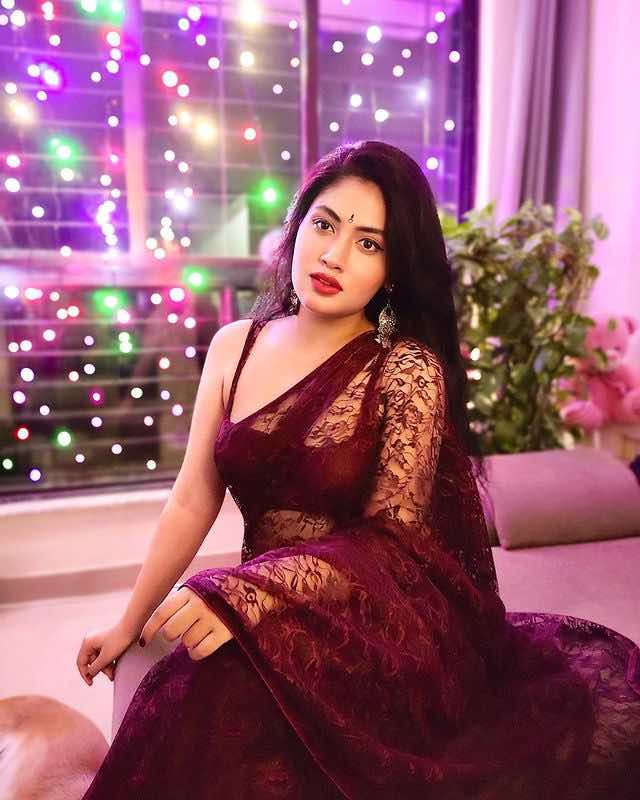 Manvi Chugh Hot Saree pic