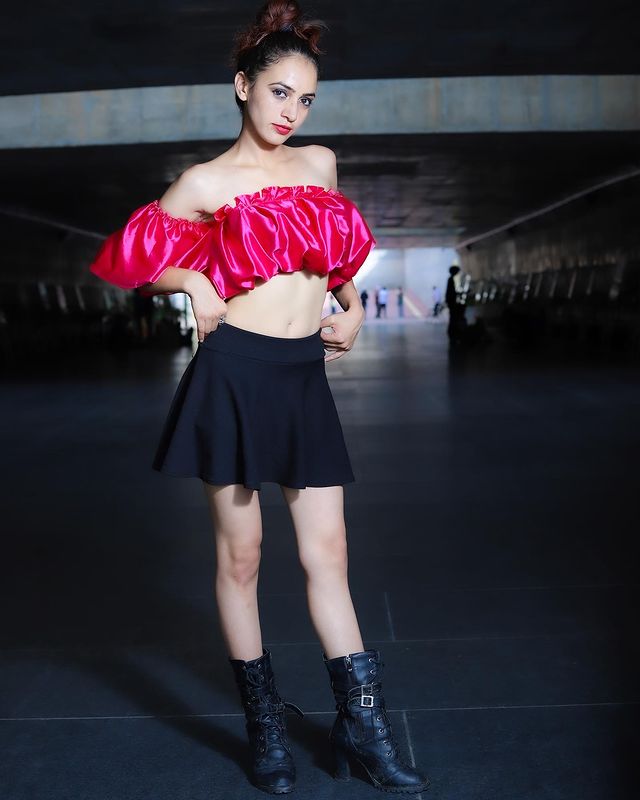 Zoey Thakur Age, Bio, Web Series, Boyfriend, Family, Instagram, Photos 2 Zoey Thakur Figure and Body Measurements - Wikibiotv.com