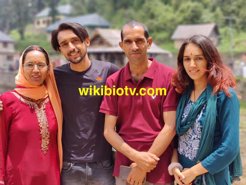 Zoey Thakur Age, Bio, Web Series, Boyfriend, Family, Instagram, Photos 3 Zoey Thakur Mother father and younger brother in one picture frame