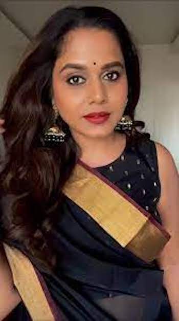 Hemangi Kavi is playing the role of Ganesh's sister in hindi web series Taali currently streaming on Jio cinema ott app.