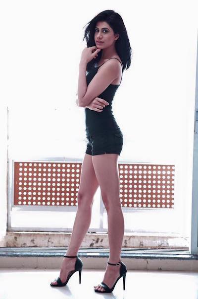Malvika Sitlani Age, Husband, Parents, Siblings, Wedding, Movies, Income 3 Malvika Sitlani height in feet, weight, and body measurements