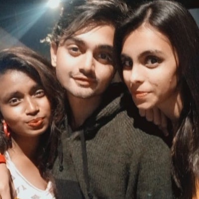 Suraiya Shekh (Sofiya Shaikh) Ullu Actress, Age, Height, Family, Web Series, Photos, Phone Number & more 3 Suraiya Shekh aka Sofia Shaikh (ullu actress) with her friends.
