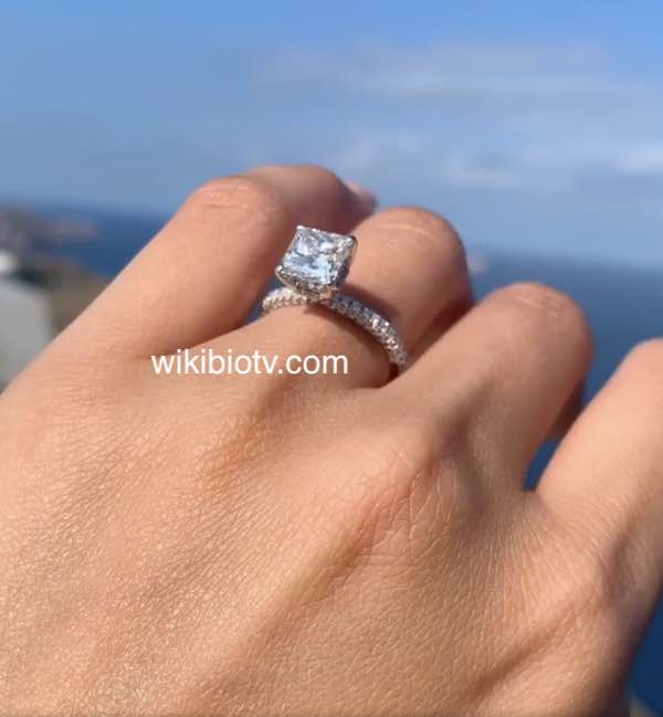Malvika Sitlani Age, Husband, Parents, Siblings, Wedding, Movies, Income 9 Malvika Sitlani Engagement Ring