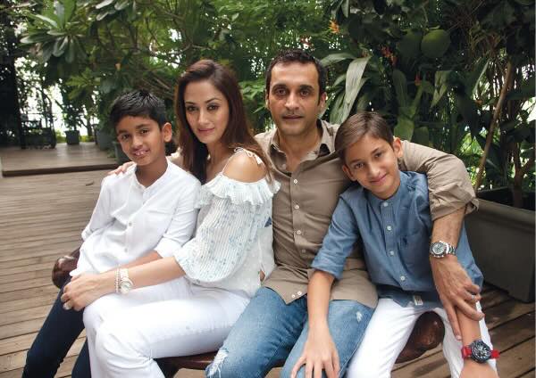 Gayatri Joshi with her husband and two kids Vihaan and Yuvaan Oberoi