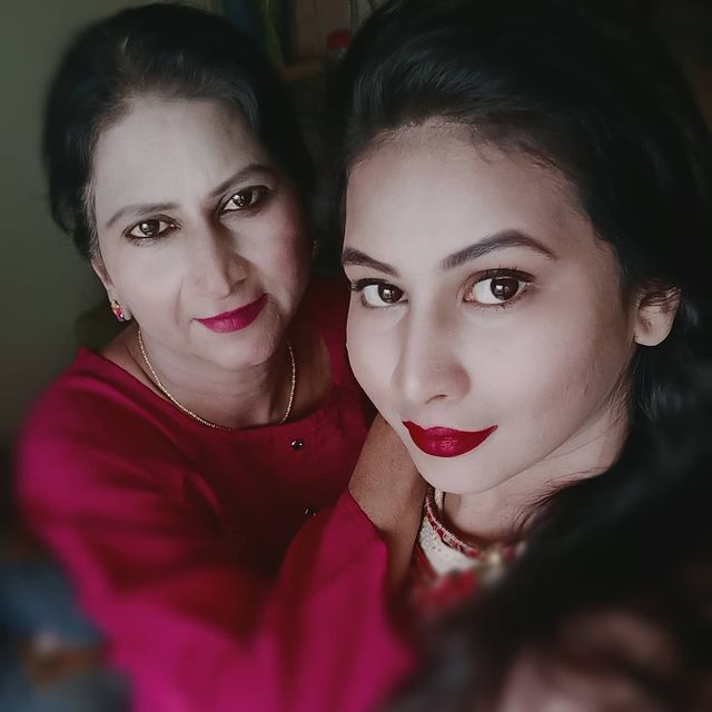 Prajakta Jahagirdar Age, Bio, Web Series List, Family, Education, Photos, Instagram 3 Prajakta Jahagirdar with her mother.jpg