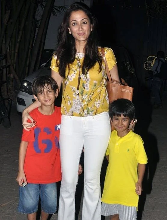 Gayatri Joshi with her sons Vihaan Oberoi and Yuvaan Oberoi.